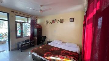 Gallery Room | 1 bedroom, free WiFi