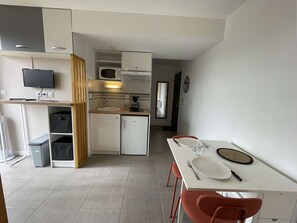 Fridge, microwave, coffee/tea maker, toaster - Modern studio for 2 near La Rochelle harbor (La Rochelle)