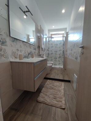 Douche, sĂšche-cheveux, bidet, serviettes fournies