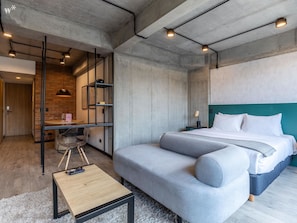 1 slaapkamer, een bureau, een strijkplank/strijkijzer, wifi