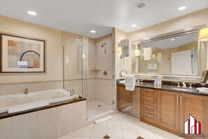 Douche, séchoir à cheveux, serviettes fournies