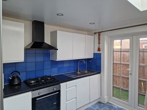 House | Private kitchen | Fridge, microwave, oven, stovetop - Cozy Dagenham Retreat - 2BR House (Dagenham)