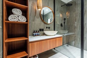 Shower, free toiletries, hair dryer, towels - Garuda Villa (Jimbaran)