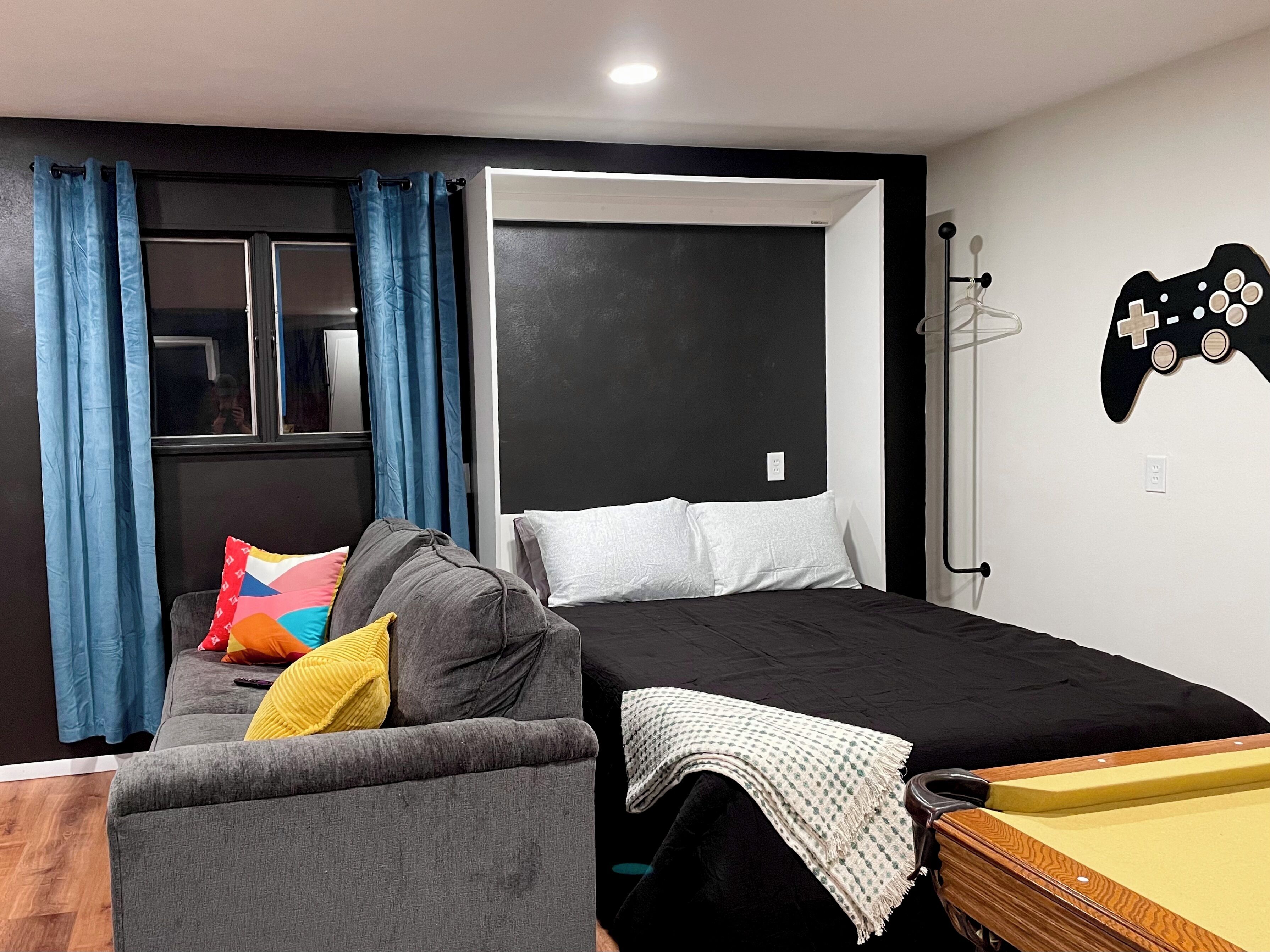 4 makuuhuonetta, työpöytä, silitysrauta/-lauta, vauvan matkasänky