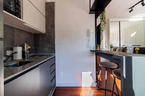 Kühlschrank, Mikrowelle, Ofen, Herdplatte