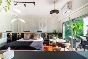 Tabla de planchar con plancha, wifi gratis y ropa de cama 