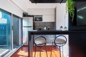 Refrigerador, microondas, horno, placa de cocina