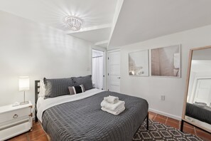 1 slaapkamer, een strijkplank/strijkijzer, reisbedje, wifi