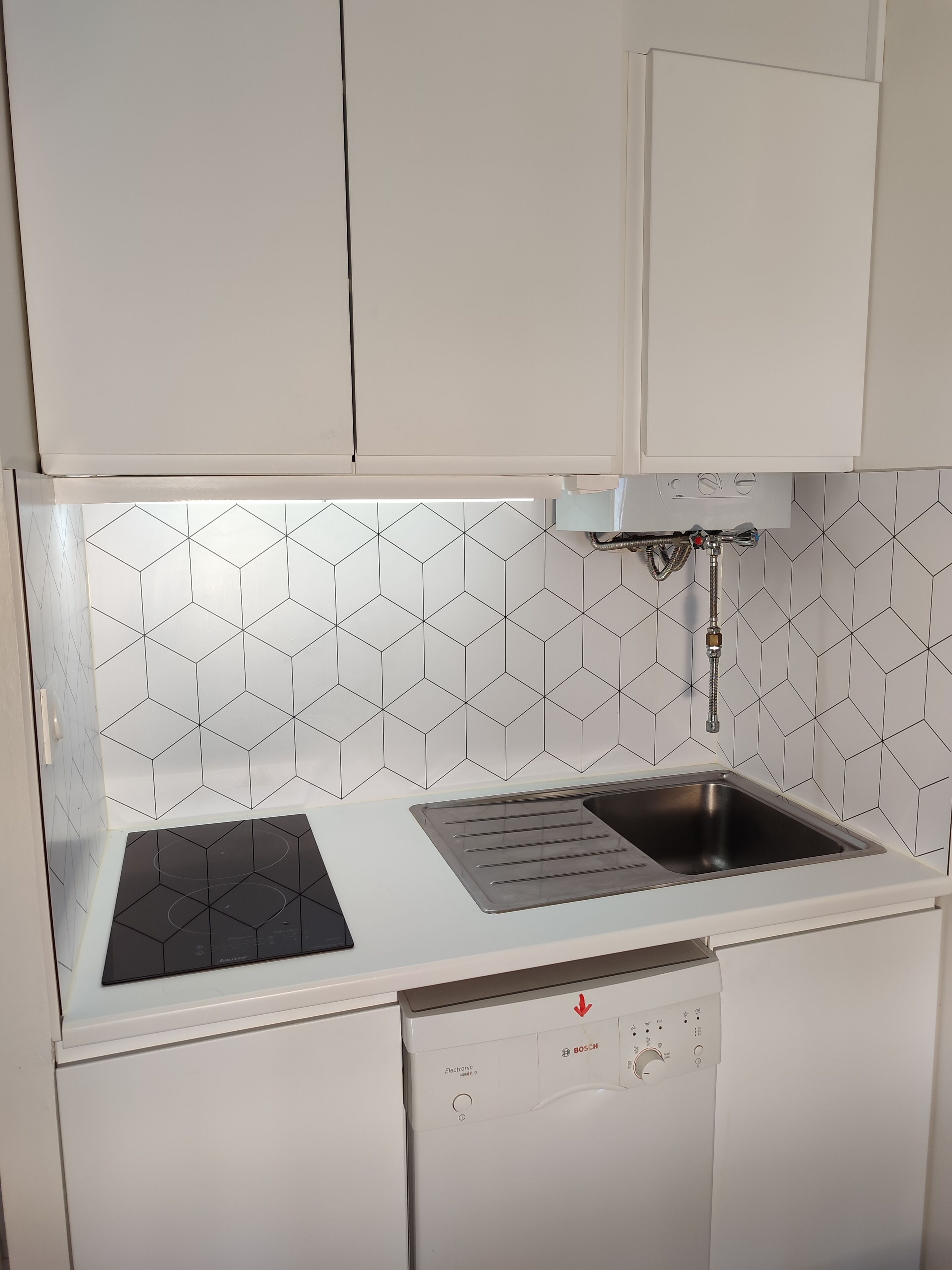 Een koelkast, een microgolfoven, een kookplaat, een vaatwasser