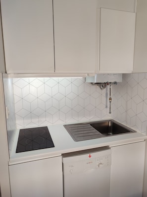 Fridge, microwave, stovetop, dishwasher