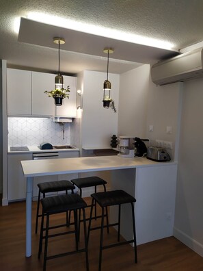 Réfrigérateur, micro-ondes, plaque de cuisson, lave-vaisselle