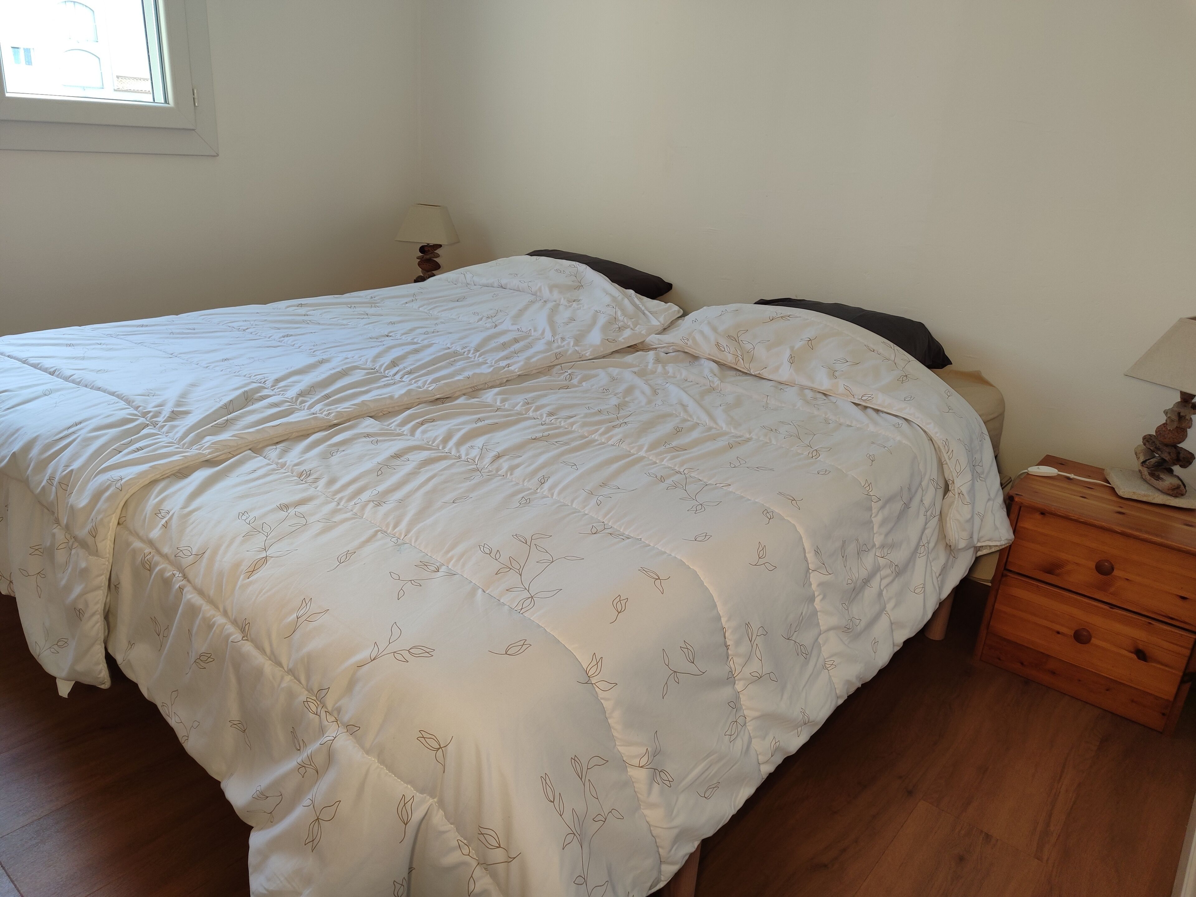 1 slaapkamer, een strijkplank/strijkijzer, beddengoed