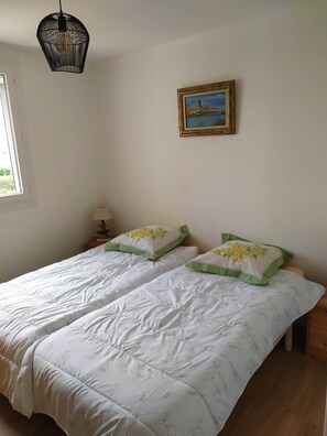 1 chambre, fer et planche à repasser, draps fournis