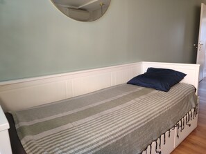 1 camera, ferro/asse da stiro, lenzuola