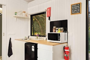 Kylskåp, mikrovågsugn, spishäll och brödrost