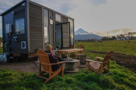 Outdoor dining. Taranaki Creekside KEA by Tiny Away