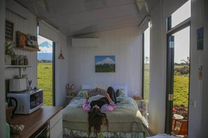 1 camera, una scrivania, lenzuola