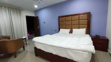 10 bedrooms, WiFi, bed sheets