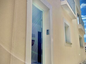 Exterior detail - Stylish townhouse in the heart of Mèze with terrace (Mèze)