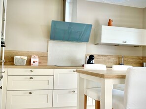 Fridge, microwave, dishwasher - Stylish townhouse in the heart of Mèze with terrace (Mèze)