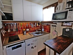 Kylskåp, mikrovågsugn, spishäll och diskmaskin