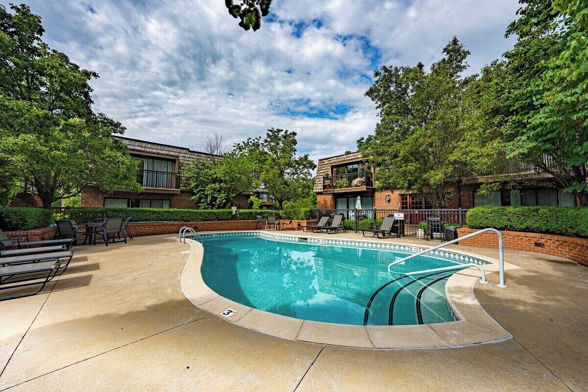 Lux Condo w POOL & Parking