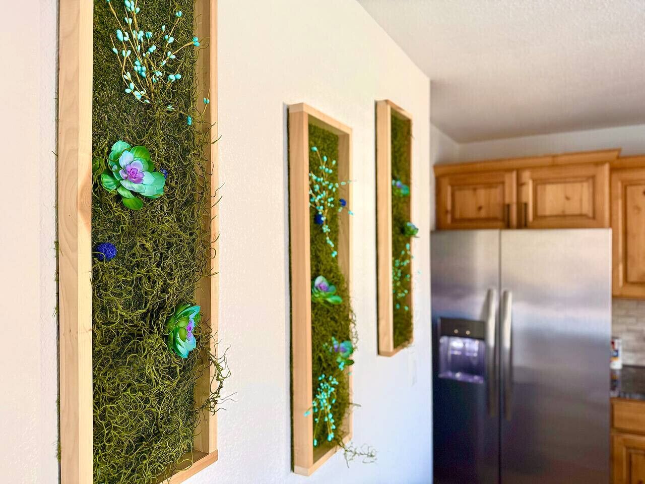 Una cocina con armarios de madera y un refrigerador de acero inoxidable.