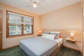 4 bedrooms, desk, iron/ironing board, WiFi