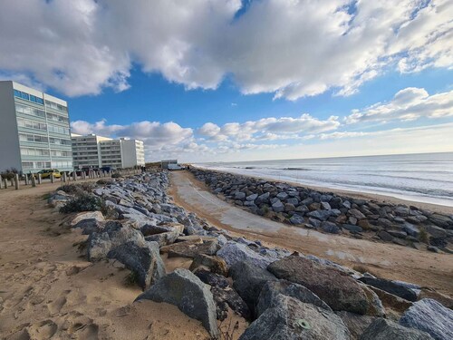 2-room apartment, sleeps 4, balcony, private parking, near beach