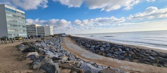 2-room apartment, sleeps 4, balcony, private parking, near beach