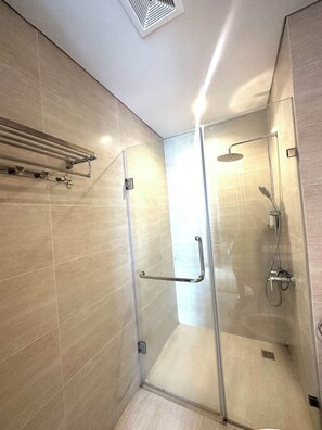 Douche, sèche-cheveux, bidet, serviettes fournies