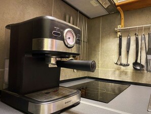 Fridge, microwave, stovetop, dishwasher - Charming 2-Room House, 4 Sleeps, A/C, Terrace, BBQ, Near Beach and Shops, Pet-Friendly (Gruissan)