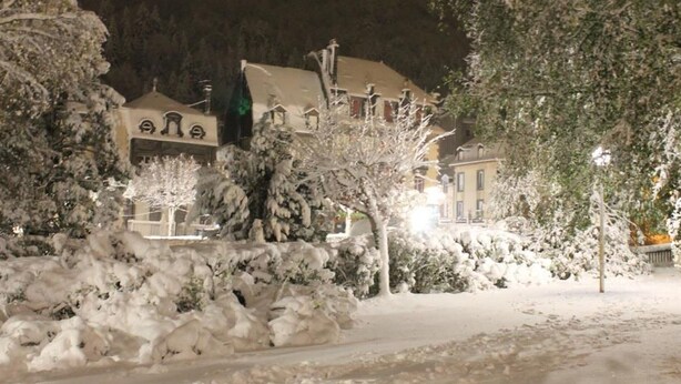 A snow-covered street with buildings and trees. - Charming studio with parking, mountain view, near Mont-Dore center (Mont-Dore)