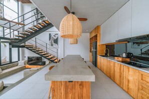 Geladeira, micro-ondas, cooktop, talheres/pratos/utensílios de cozinha