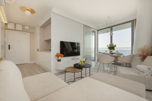 TV - Prestigious Apartment | Sea View, Pool, Parking. (Miedzyzdroje)