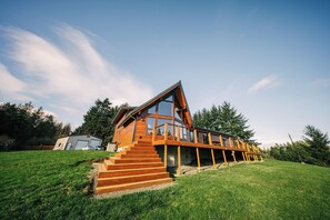 Exterior - Custom built, hilltop country retreat on 5 acres. Private, secluded & secure. (Centralia)