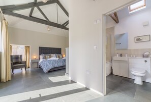 2 soverom, strykejern/-brett, reiseseng for barn og internettilgang