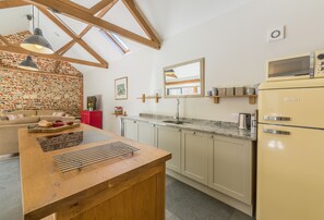 Kjøleskap, mikrobølgeovn, ovn og oppvaskmaskin