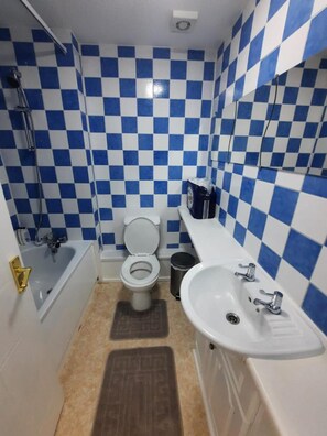 Bathroom - Impeccable 2-bed House in Thamesmead London (London)