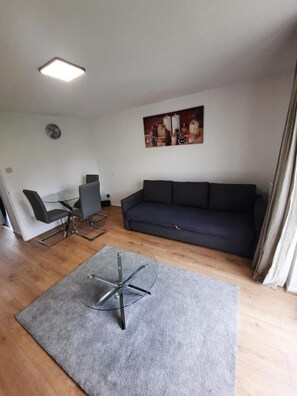 Living area - Impeccable 2-bed House in Thamesmead London (London)