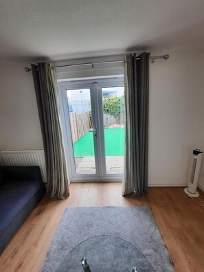 Room - Impeccable 2-bed House in Thamesmead London (London)