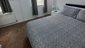House | 2 bedrooms, iron/ironing board, WiFi (free), bed sheets - Impeccable 2-bed House in Thamesmead London (London)