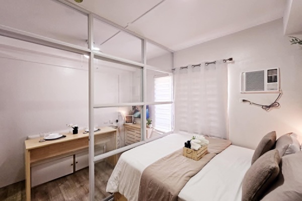 Studio unit with a glass partition