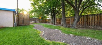 Charming 2 Bedroom Near Downtown - Rose Tree 1