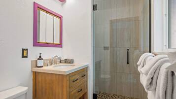 Douche, sèche-cheveux, serviettes fournies