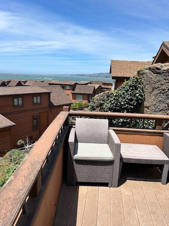 Property grounds. Oceanview Cabin 20 with Private Jacuzzi and Large Deck with Seating (Private Beach Owned by White Rock Resort)