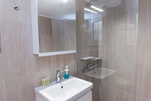 Dusche, Haartrockner, Handtücher, Shampoo