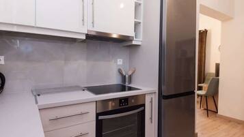 Refrigerador, horno, parrilla de estufa y cafetera y tetera