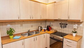 Kühlschrank, Ofen, Herdplatte, Wasserkocher mit Kaffee-/Teezubehör