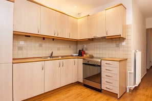 Kühlschrank, Ofen, Herdplatte, Wasserkocher mit Kaffee-/Teezubehör